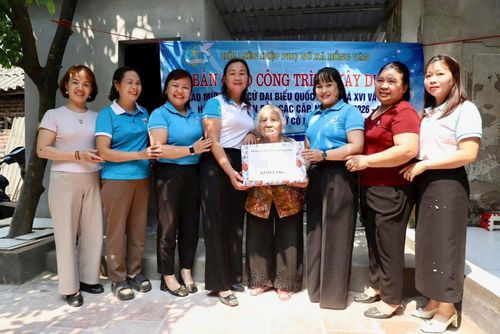 Hội Liên hiệp phụ nữ xã Hồng Vân bàn giao công trình sửa chữa nhà ở và công trình xây dựng vệ sinh cho phụ nữ có hoàn cảnh khó khăn trên địa bàn xã ngày 13-3. Ảnh: PV