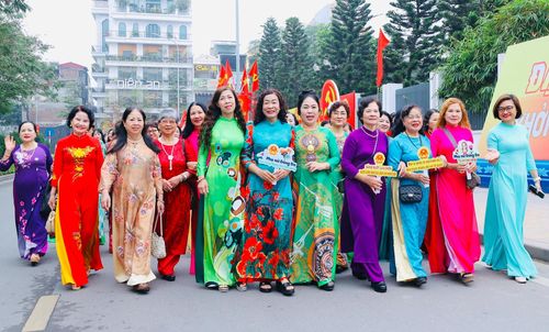 Phụ nữ Đống Đa lan tỏa thông điệp “Phụ nữ Đống Đa mặc áo dài đi bầu cử”. Ảnh: PV