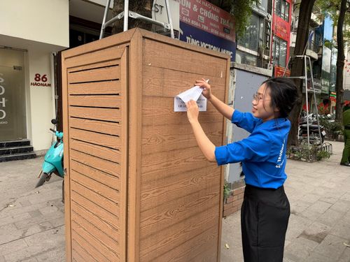 Đoàn viên thanh niên bóc xóa quảng cáo, rao vặt trái phép. Ảnh: Võ Giang