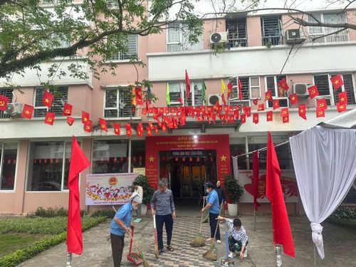 Cán bộ, nhân dân xã Thuận An tổng vệ sinh môi trường chuẩn bị cho ngày bầu cử. Ảnh: Vân Thư