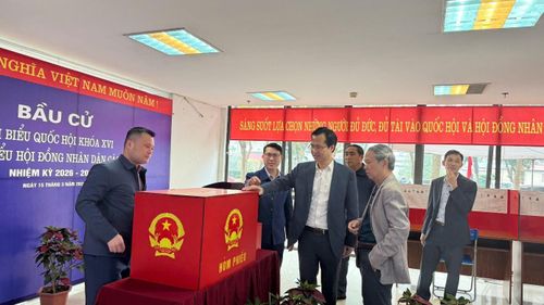 Phó Bí thư Đảng ủy, Chủ tịch UBND xã Nguyễn Tuấn Khanh cùng các thành viên đoàn công tác kiểm tra công tác chuẩn bị cho bầu cử đại biểu Quốc hội và HĐND các cấp. Ảnh: Vân Thư