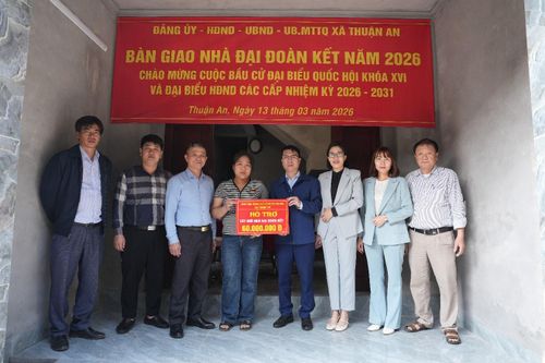 Lễ bàn giao nhà đại đoàn kết cho hộ gia đình khó khăn trên địa bàn xã Thuận An. Ảnh: Vân Thư