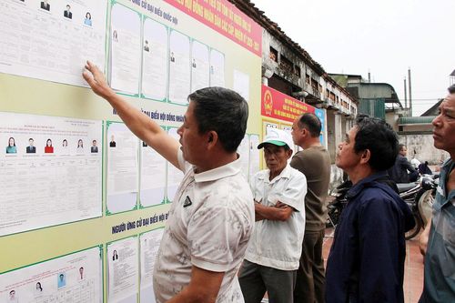Cử tri xã Quảng Bị quan tâm nghiên cứu tiểu sử các ứng cử viên. Ảnh: MT