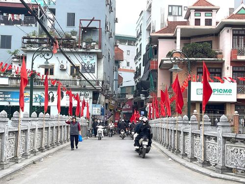 Đường phố được trang hoàng rực rỡ cho ngày bầu cử. Ảnh: Đào Tuyết