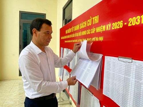 Cử tri Hoàng Văn Ân tìm hiểu danh sách cử tri trước ngày bầu cử tại khu vực bỏ phiếu số 4 thôn Khê Nữ, xã Phúc Thịnh. Ảnh: Thanh Hà