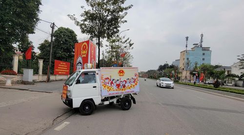 Những chuyến xe tuyên truyền lưu động mang theo lời ca tiếng hát và thông điệp bầu cử vẫn đang đi khắp các ngõ xóm trên địa bàn xã Phúc Thịnh. Ảnh: Thanh Hà