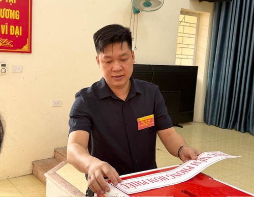 Trưởng phòng Văn hóa - Xã hội xã Hoàng Minh Đức kiểm tra niêm phong của hòm phiếu.