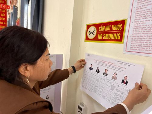 Chị Nguyễn Thị Thường - Phó Hiệu trưởng Trường Tiểu học Thọ Xuân dán lại danh sách ứng cử viên.