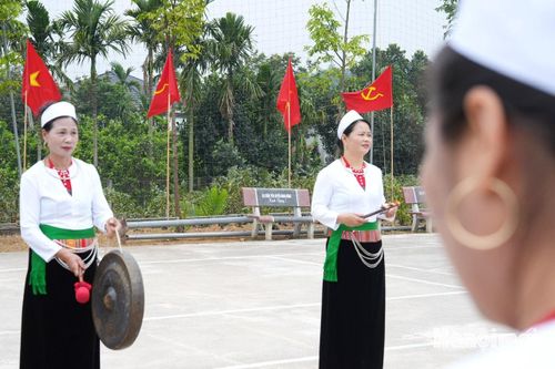 Hoạt động biểu diễn văn hóa dân tộc góp phần tạo khí thế sôi nổi trước ngày bầu cử. Ảnh: Văn Trọng