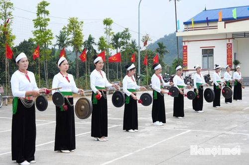 Những bộ trang phục truyền thống rực rỡ sắc màu của đồng bào dân tộc Mường, Dao tại chương trình chào mừng ngày bầu cử. Ảnh: Văn Trọng