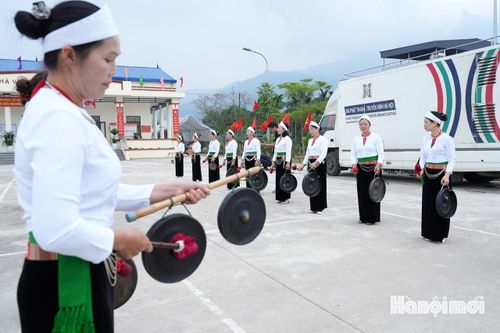 Âm thanh cồng chiêng vang vọng giữa núi rừng Ba Vì, thể hiện niềm vui và sự phấn khởi của đồng bào các dân tộc trước ngày hội lớn của đất nước. Ảnh: Văn Trọng