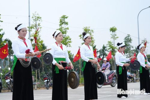 Các nghệ nhân dân tộc Mường trong trang phục truyền thống biểu diễn cồng chiêng chào mừng ngày bầu cử. Ảnh: Văn Trọng