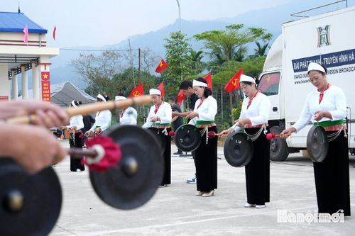 Tiếng cồng chiêng rộn rã tại xã Ba Vì góp phần lan tỏa không khí phấn khởi trước thềm ngày bầu cử. Ảnh: Văn Trọng