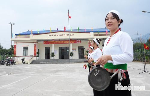 Tiếng cồng chiêng vang lên như lời chúc mừng ngày hội lớn của toàn dân. Ảnh: Văn Trọng