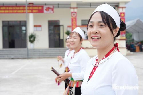 Đồng bào dân tộc Dao tham gia biểu diễn văn nghệ, tạo không khí rộn ràng hướng về ngày hội bầu cử. Ảnh: Văn Trọng