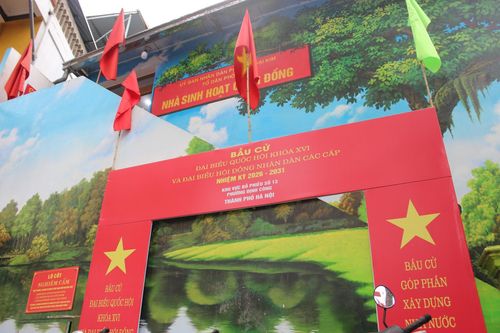 Nhiều điểm bỏ phiếu, cờ Tổ quốc, băng rôn, khẩu hiệu được trang hoàng rực rỡ.