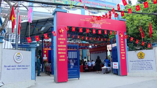 Chủ tịch UBND phường Định Công Nguyễn Tuấn Anh cho biết, bám sát chỉ đạo của Trung ương và thành phố, phường đã triển khai kịp thời, đầy đủ, đúng tiến độ các nội dung công việc. Đồng thời, công tác thông tin, tuyên truyền được đẩy mạnh, tạo không khí phấn khởi trong cử tri và nhân dân trên địa bàn, sẵn sàng tham gia cuộc bầu cử.