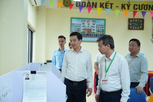 Bí thư Đảng ủy, Chủ tịch HĐND xã Gia Lâm Nguyễn Việt Hà cùng lãnh đạo xã sát sao kiểm tra, nắm bắt tình hình chuẩn bị bầu cử tại các đơn vị bầu cử. Ảnh: PV