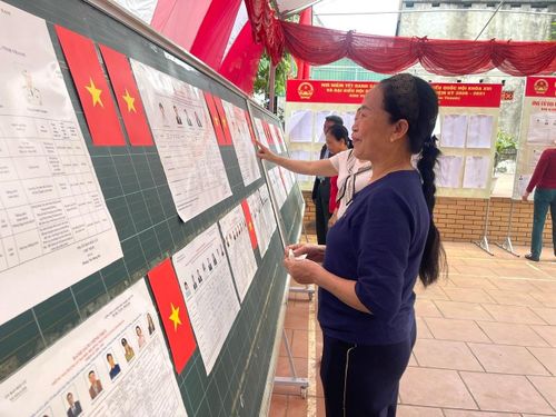 Cử tri Tổ dân phố Kiên Thành tìm hiểu thông tin về các ứng cử viên. Ảnh: PV