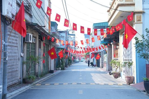 Cờ đỏ sao vàng rực rỡ cả khắp các nẻo đường, góc phố. Ảnh: PV