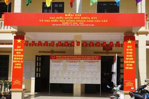 Khu vực bỏ phiếu số 5, Nhà văn hóa Tổ dân phố Cửu Việt được trang trí rực rỡ. Ảnh: PV