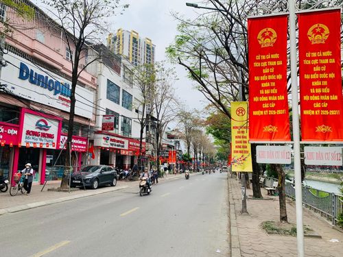 Trên nhiều tuyến phố, hoạt động trang trí, cổ động hướng về Ngày hội non sông được triển khai đồng bộ, bài bản và kỹ lưỡng.