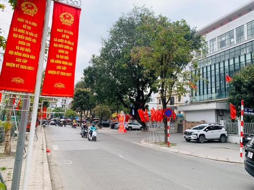 Trên địa bàn phường Khương Đình rực rỡ cờ Tổ quốc, băng rôn, khẩu hiệu chào mừng ngày bầu cử đại biểu Quốc hội và HĐND các cấp.
