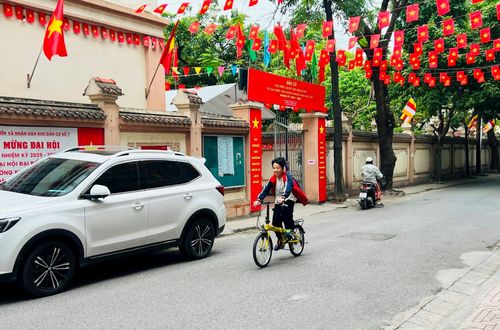 Nhiều tuyến phố trên địa bàn phường Khương Đình được trang hoàng rực rỡ.