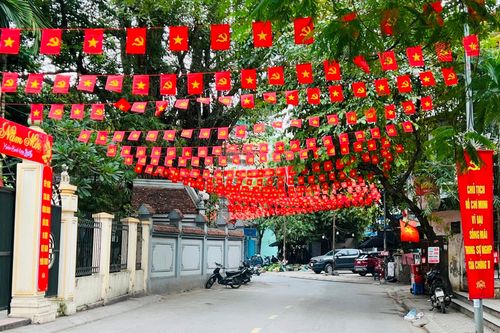 Người dân treo cờ Tổ quốc, cờ Đảng trong các ngõ phố và trước nhà, thể hiện sự hưởng ứng và niềm vui hướng tới ngày hội bầu cử. 