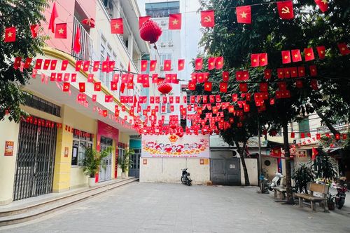 Các khu dân cư phường Khương Đình rực rỡ cờ Tổ quốc, cờ Đảng tuyên truyền bầu cử.