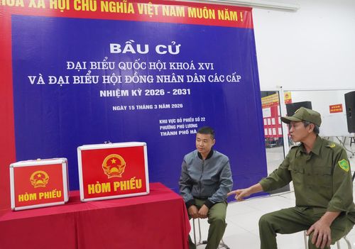 Ông Bùi Đắc Long ở Tổ 18 Bắc Lãm và anh Phạm Hồng Nhật khu vực bỏ phiếu số 22.