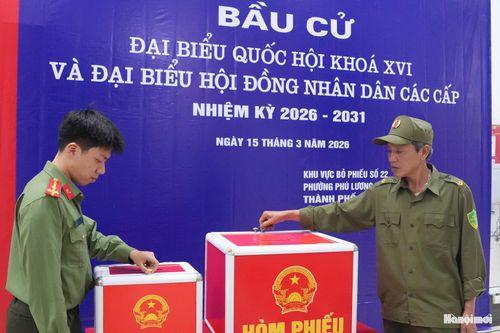 Thượng úy Bá Minh Tú Anh cùng lực lượng dân quân tự vệ kiểm tra hòm phiếu tại khu vực bỏ phiếu số 22.