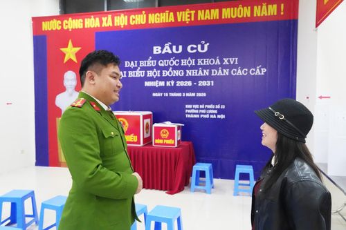 Thượng úy Nguyễn Hoàng Phi Long - Công an phường Phú Lương trao đổi với cử tri tại khu vực bỏ phiếu số 23.