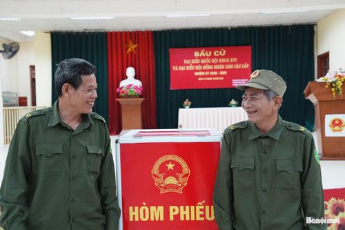 Niềm vui khi cùng làm nhiệm vụ tại điểm bỏ phiếu số 5.