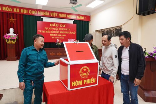 Lực lượng chức năng kiểm tra hòm phiếu tại khu vực bỏ phiếu số 20.