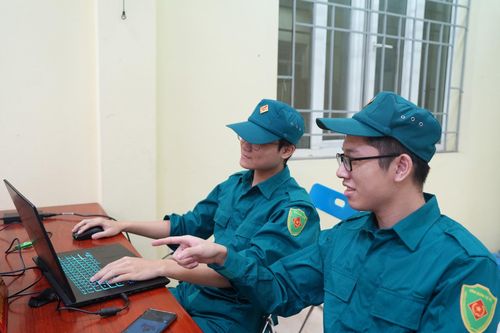 Hai bạn trẻ lực lượng dân quân tự vệ Nguyễn Tiến Mạnh và Nguyễn Tiến Quang Thái tại khu vực bỏ phiếu số 19, cho biết đến khuya mới đổi ca.
