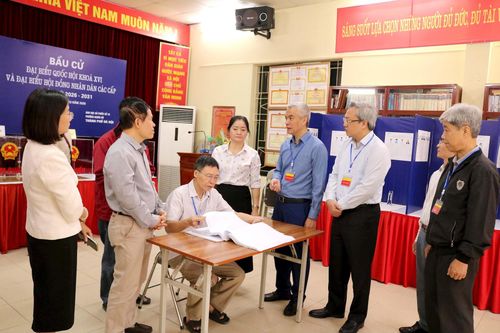 Lãnh đạo phường trực tiếp đến từng khu vực bỏ phiếu để kiểm tra công tác chuẩn bị.