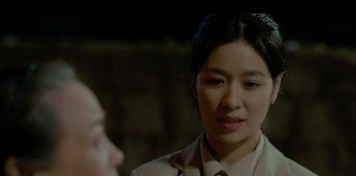 Cô giáo Thương kể lại những giây phút được Minh Kiên và Tuấn cứu giúp. Ảnh VTV