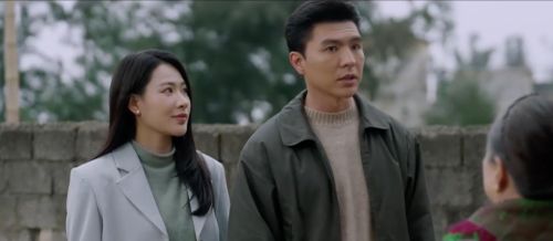 Minh Kiên bất ngờ và cảm động trước bữa tiệc mà mọi người dành tặng. Ảnh VTV