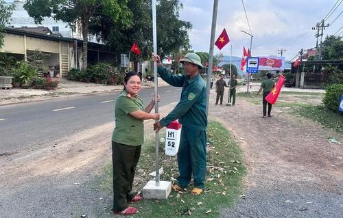Song song với nhiệm vụ bảo đảm an ninh, trật tự trên địa bàn, Công an các xã phối hợp với chính quyền địa phương tích cực chỉnh trang cảnh quan, treo cờ trên các tuyến đường để người dân cảm nhận rõ không khí ngày bầu cử sắp tới.