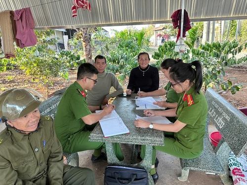 Nhiều cán bộ, chiến sĩ trực tiếp tuyên truyền bằng tiếng Êđê, H’Mông, M’nông… giúp bà con dễ hiểu hơn.