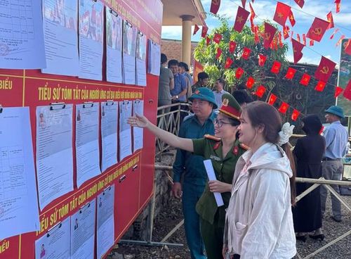 Công an xã Đắk Phơi phổ biến thời gian, địa điểm bỏ phiếu và ý nghĩa của cuộc bầu cử, giúp người dân hiểu rõ trách nhiệm trong ngày hội toàn dân.