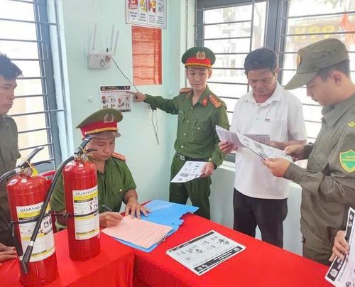 Để đảm bảo an toàn tuyệt đối cho cử tri trong suốt quá trình bầu cử, Công an phường Buôn Ma Thuột chủ động triển khai đồng bộ các biện pháp tuyên truyền, tập huấn và kiểm tra tại các khu vực bỏ phiếu trên địa bàn.