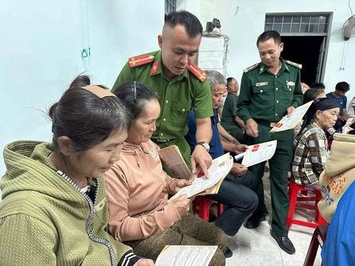 Tại các thôn, buôn, lực lượng công an cơ sở trực tiếp gặp gỡ, trao đổi với người dân để phổ biến quy định pháp luật và thông tin bầu cử.