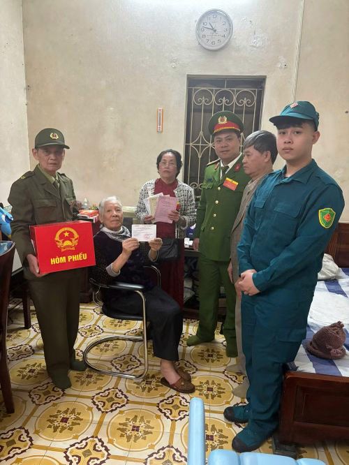 Tổ công tác mang hòm phiếu phụ hỗ trợ cử tri không di chuyển được đến điểm bỏ phiếu