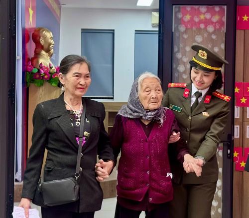 Lực lượng làm nhiệm vụ hỗ trợ củ tri cao tuổi tham gia bỏ phiếu tại điểm bầu cử trên địa bàn phường Tây Hồ