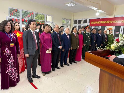Các cử tri dự Lễ chào cờ khai mạc bầu cử sáng 15-3 tại điểm bầu cử phường Tây Hồ