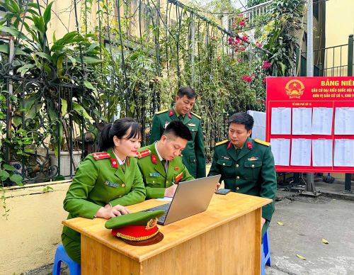 Tại khu vực bỏ phiếu, các cử tri được hướng dẫn cụ thể quy trình bỏ phiếu nhằm bảo đảm đúng quy định