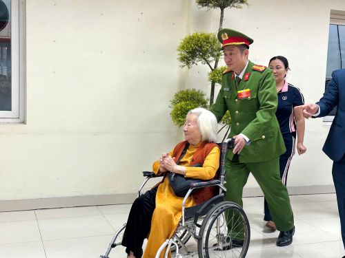 Lực lượng Công an hỗ trợ cử tri khó khăn trong di chuyển đến điểm bầu cử