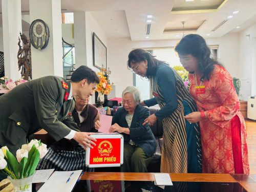 Tổ phục vụ công tác bầu cử đến tận nhà cử tri cao tuổi trên địa bàn phường Phú Thượng hỗ trợ, tạo thuận lợi thực hiện quyền công dân